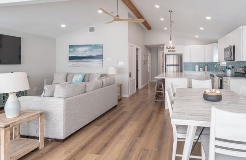 Pirates Beach House | 3 Bedroom House Ocean Views and Walking Distance to Beach! NEW RENOVATION!