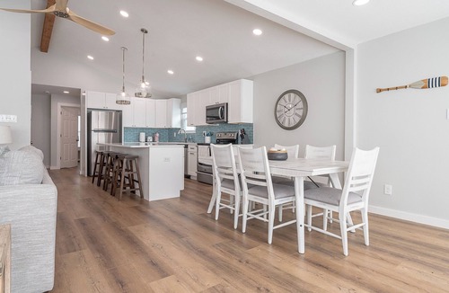 Pirates Beach House | 3 Bedroom House Ocean Views and Walking Distance to Beach! NEW RENOVATION!