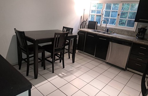 Beverly Hills Apartment | 3 bedroom plus 2 baths in Beverly hills