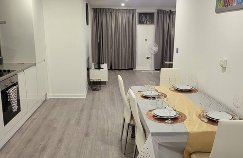 Custom House Apartment | 3 Bedrooms 2 baths Near Excel O2 London City Airport Sleeps up to 7