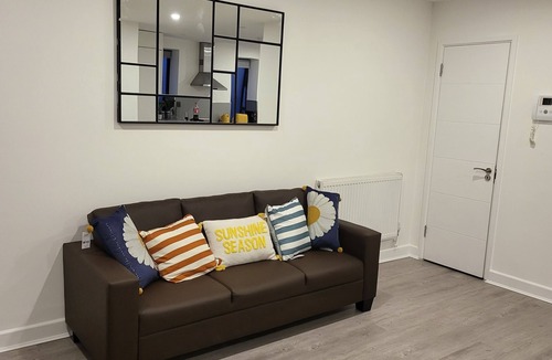 Custom House Apartment | 3 Bedrooms 2 baths Near Excel O2 London City Airport Sleeps up to 7