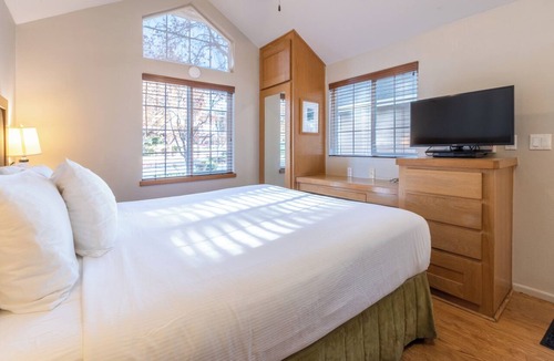 Napa Hotel | 3 Chic Studios| Kitchen | Pool | Free Parking | Napa Opera House – 1.2 miles