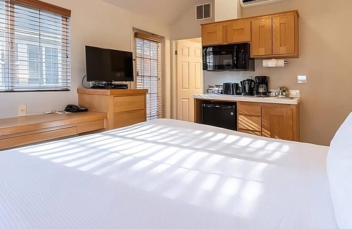 Napa Hotel | 3 Chic Studios| Kitchen | Pool | Free Parking | Napa Opera House – 1.2 miles