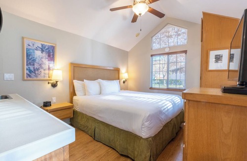 Napa Hotel | 3 Chic Studios| Kitchen | Pool | Free Parking | Napa Opera House – 1.2 miles