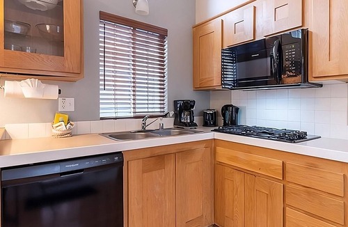 Napa Hotel | 3 Family Friendly Units | 1.2 mi to Napa Opera House | Free Parking | Pool