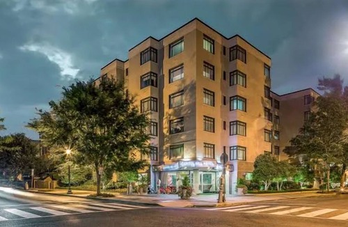 Capitol Hill Hotel | 3 Group Ready Suites in Prime DC Location Near Iconic Landmarks & Dining Scenes