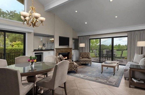 Napa Hotel | 3 Spacious Suites Near Andretti Winery, Pool, Onsite Golf Course, FREE Parking!