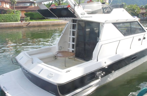 Angra dos Reis Boat Rental | 36-foot speedboat for private tours, accommodating up to 12 passengers.