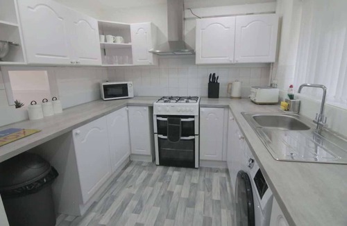 Leamington Spa Apartment | 3Bed Central Flat - free parking