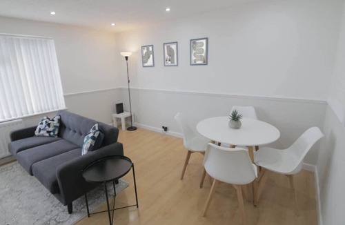 Leamington Spa Apartment | 3Bed Central Flat - free parking