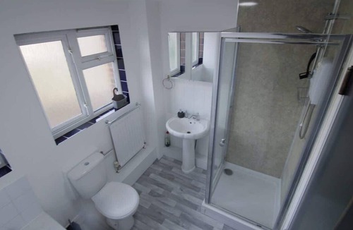 Leamington Spa Apartment | 3Bed Central Flat - free parking