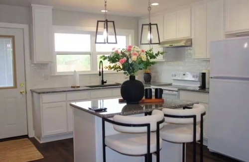 Sabinal House | 3BR- 2.5 BA Guest House in Sabinal - Sleeps 6 - Pond View