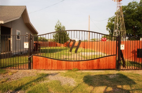 Sabinal House | 3BR- 2.5 BA Guest House in Sabinal - Sleeps 6 - Pond View