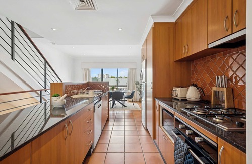 East Perth House | 3BR | City Views | 2 Car Park | Fast Wifi