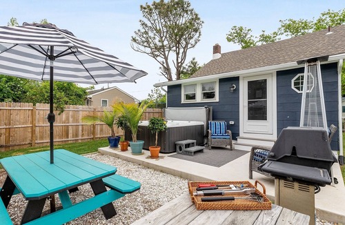 Del Haven Cottage | 3BR Cottage Beach and Bay Hot Tub Fireplace 3-Season Porch Fenced Yard