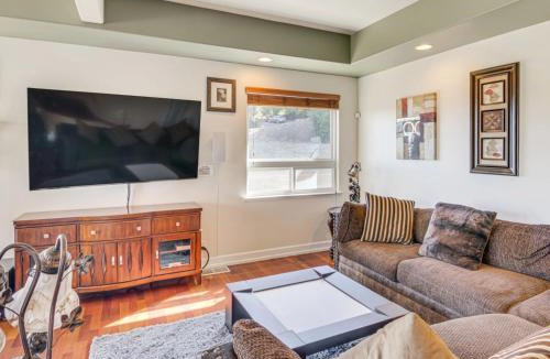 Thousand Oaks House | 3BR Mountain Retreat with 2 Executive Suites & Scenic Views Sleeps 6