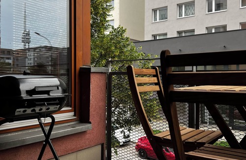 Zizkov Condo | 3BR Sleeps 8 Parking Balcony Near Shops