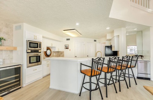 Pirates Beach House | 3rd Row Retreat in Pirates Beach - Walk to the Beach + Dogs Welcome!