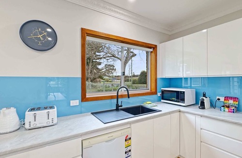 Tomakin House | 4-Bed Beach House with Garden & Alfresco Dining