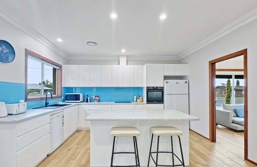 Tomakin House | 4-Bed Beach House with Garden & Alfresco Dining