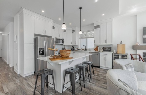Osoyoos House | 4 bedroom, 4 Bathroom on the Lake Enjoy Beach in Summer, Ski in Winter