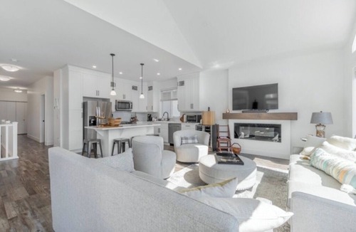 Osoyoos House | 4 bedroom, 4 Bathroom on the Lake Enjoy Beach in Summer, Ski in Winter