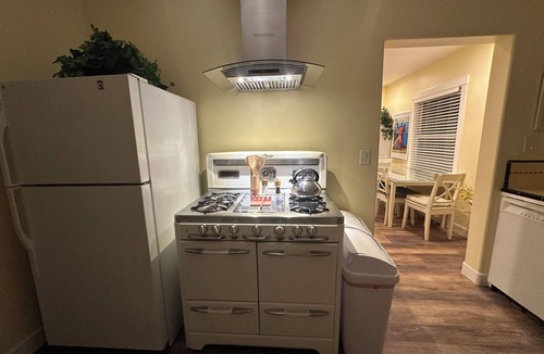 Oak Park House | 4-bedroom house in mid-town Santa Barbara with fitness equipment, AC