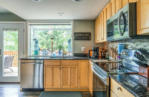 Kingsgate House | 4 Bedroom Sleep 8 Mt Rainier Views Hot Tub Huge Fenced Yard Valley View with AC
