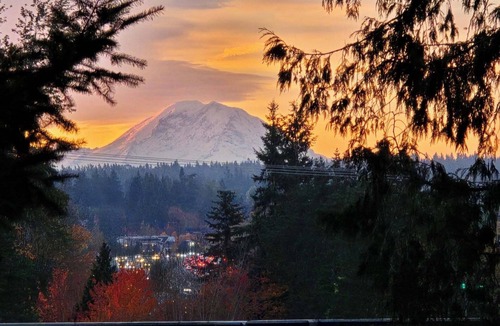 Kingsgate House | 4 Bedroom Sleep 8 Mt Rainier Views Hot Tub Huge Fenced Yard Valley View with AC