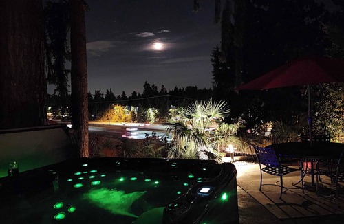 Kingsgate House | 4 Bedroom Sleep 8 Mt Rainier Views Hot Tub Huge Fenced Yard Valley View with AC