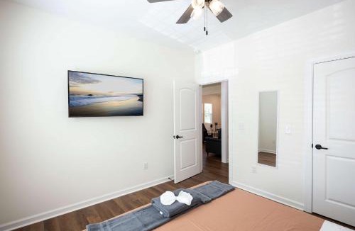 Burlington House | 4 Min to Downtown - En-Suite Bath - Washer and Dryer