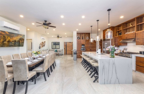 Buzzards House | 4-Villa Estate: Steps to Beach ~ 3Mi Flora Farms ~ 180° Ocean Views ~ Pool