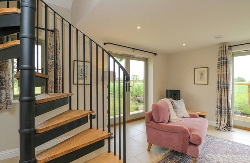 Moreton-in-Marsh Cottage | 4 WELLACRES COTTAGE, pet friendly, with hot tub in Moreton-In-Marsh