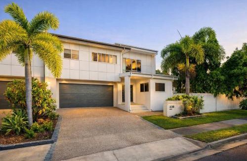 North Ward House | 4BR 2 half BA Stay Townsville, Walk to strand