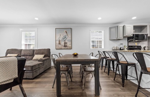 Villa Heights Cottage | 4BR Bright and Modern - Close to Everything