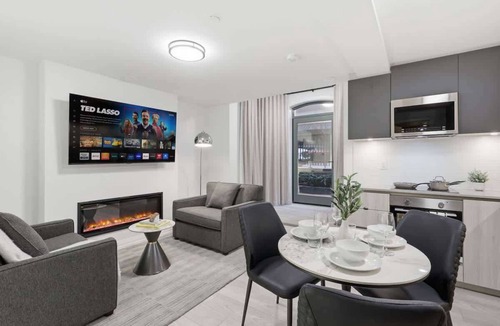 Toronto Entertainment District Apartment | 4BR DTWN Aparthotel | Sleeps 10 - Steps to TIFF
