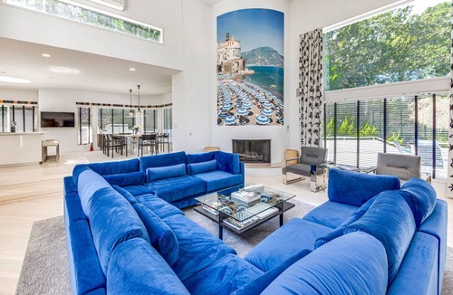 Wainscott House | 5 Bedroom Hamptons Beach House w/heated pool