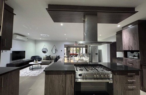 Trawal House | 5-bedroom Home in Cape Town near Haazendal Wine Estate