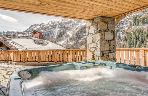 Les Brevieres Ski Chalet | 5* Chalet in Tignes - 6 bedrooms, jacuzzi, piste view