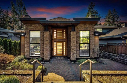 Hollyburn House | 5 min walk to beach- Independent Bedroom with Private Full Bathroom and Entrance