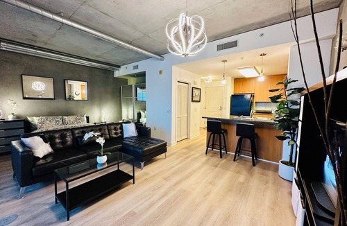 Smart Corner Condo | "5% Special Rate Discount" High-Rise Lovely & Spacious Condo - Family Friendly