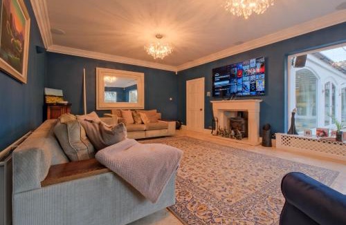 Frampton on Severn Villa | 5BDR Luxe Villa By Torr Property Group Short Lets & Serviced Accommodation With Free Parking & River View Stratford-Upon-Avon