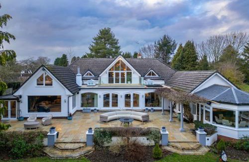 Frampton on Severn Villa | 5BDR Luxe Villa By Torr Property Group Short Lets & Serviced Accommodation With Free Parking & River View Stratford-Upon-Avon