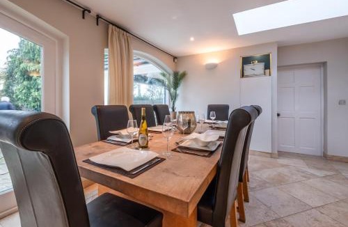 Frampton on Severn Villa | 5BDR Luxe Villa By Torr Property Group Short Lets & Serviced Accommodation With Free Parking & River View Stratford-Upon-Avon