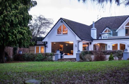 Frampton on Severn Villa | 5BDR Luxe Villa By Torr Property Group Short Lets & Serviced Accommodation With Free Parking & River View Stratford-Upon-Avon