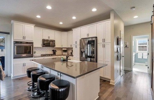 Logan House | 5BR Hilltop Homestead! Massage Chair! Hot Tub!