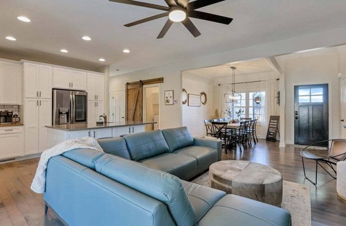 Logan House | 5BR Hilltop Homestead! Massage Chair! Hot Tub!
