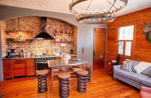 Cannonborough Elliotborough Apartment | 5BR Sleeps 10 | Entire Home | 2 Kitchens, Parking | King St | Charleston