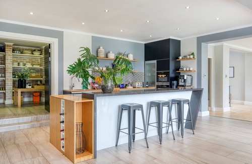 Constantia House | 6/7 bedroom spacious Bishopscourt home. Fun for the whole family.Exquiste views.