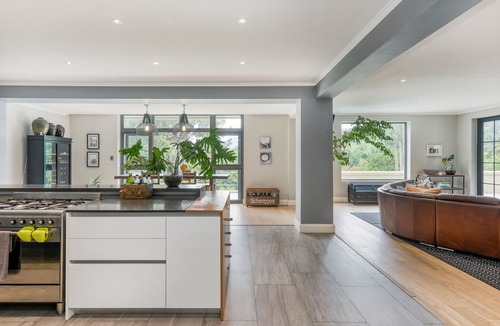 Constantia House | 6/7 bedroom spacious Bishopscourt home. Fun for the whole family.Exquiste views.